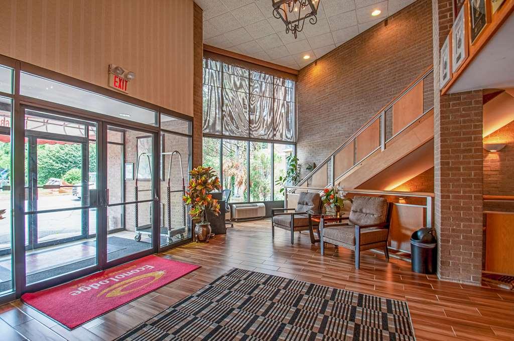 Econo Lodge Metro Arlington Interior photo